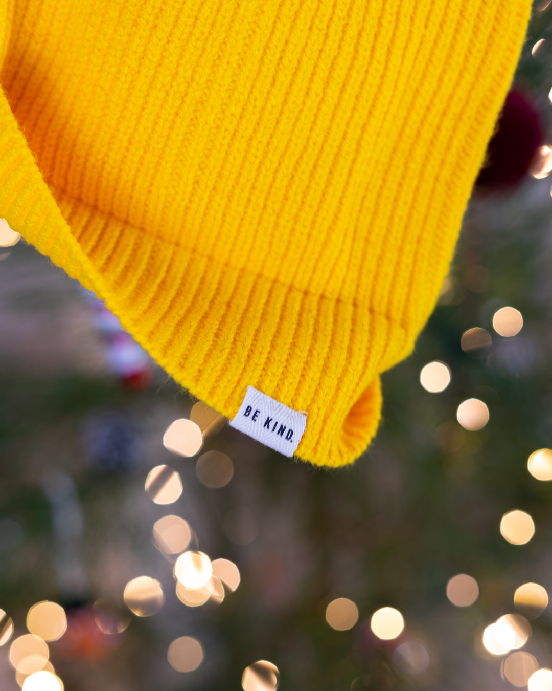 Kind beanie - treat yourself with kindness. Gender neutral, multiple colors, hidden message inside. Join our movement: it's okay to be exactly who you are. Pt. Novos gorros it's okay, várias cores, com uma mensagem interior. Junta-te ao movimento it's okay!